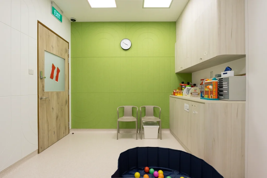 Klar™ Grooves acoustic wall in Peridot [VD04] in a children’s consultation room with a play area at KKH Admiralty Medical Centre
