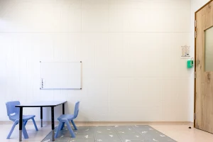 Klar™ Grooves acoustic panels in Snow [CM01] with custom V-groove arches in a children’s consultation room at KKH Admiralty Medical Centre