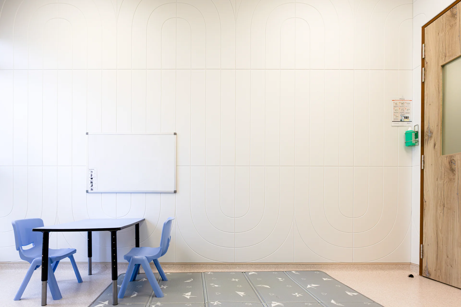 Klar™ Grooves acoustic panels in Snow [CM01] with custom V-groove arches in a children’s consultation room at KKH Admiralty Medical Centre